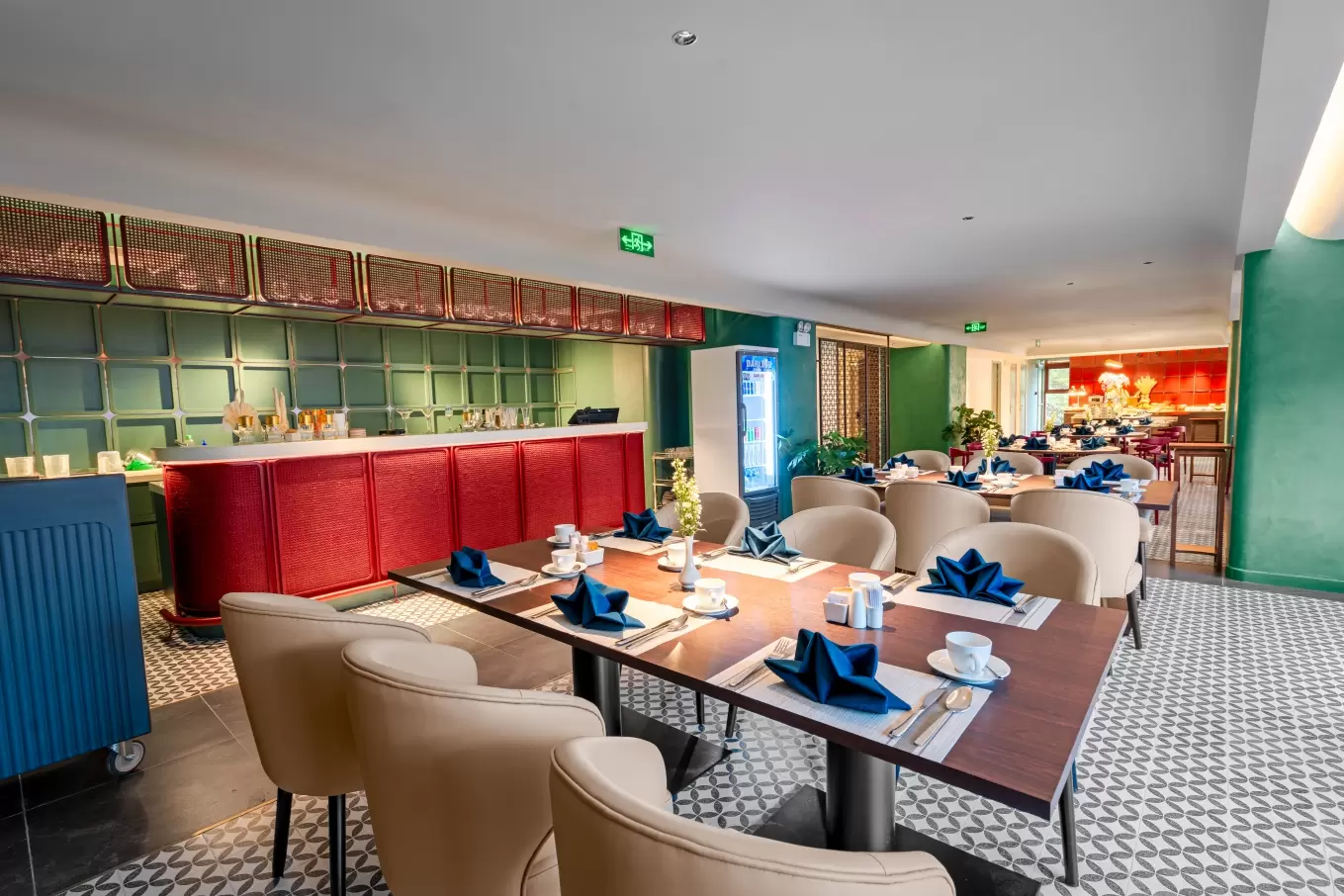 Quick-service restaurants, cafés, takeaway